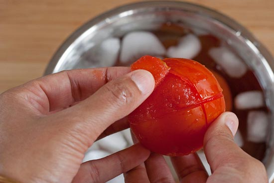 Ngoài ra, vỏ cà chua da còn giúp bảo vệ đường ruột.